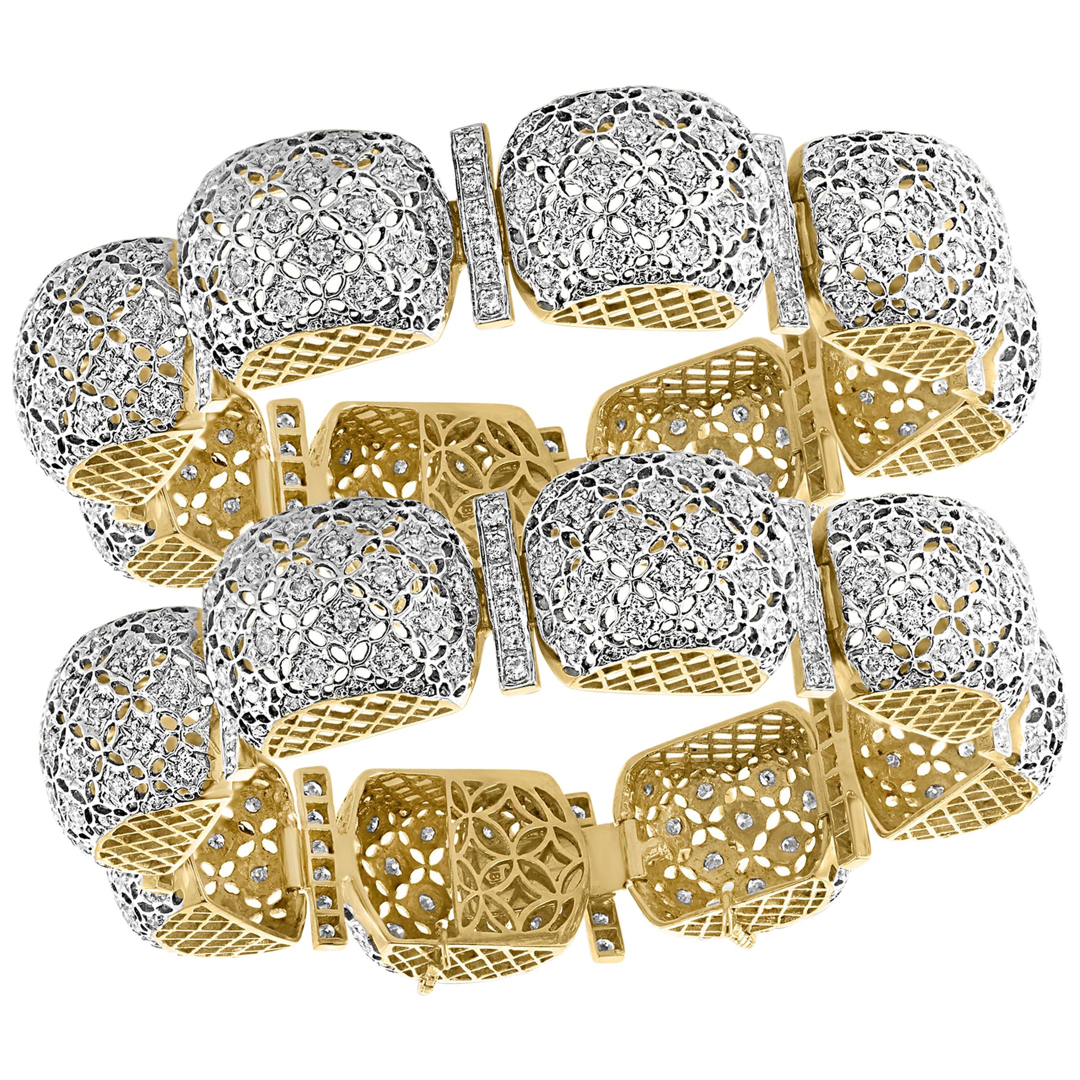 Mugul Style 18 Karat Yellow Gold and Diamonds Pair of Bangle / Bracelet