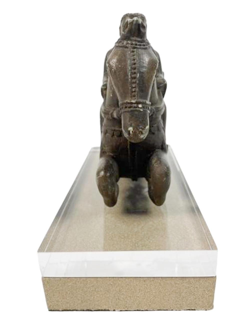 Anglo Raj Cheval et cavalier en pierre sculptée de Muhgal Élément architectural  en vente