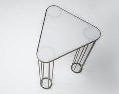 Mesa auxiliar de exterior Muhly en pintura en polvo salvia con cristal blanco frío