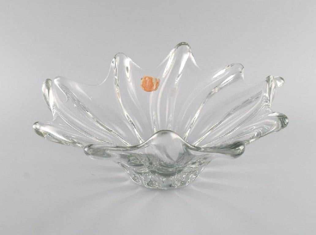 Muhr, Frankreich. Große Schale aus klarem mundgeblasenem Kunstglas mit gewelltem Rand. 
1970s.
Maße: 32 x 14 cm.
In ausgezeichnetem Zustand.
Aufkleber.