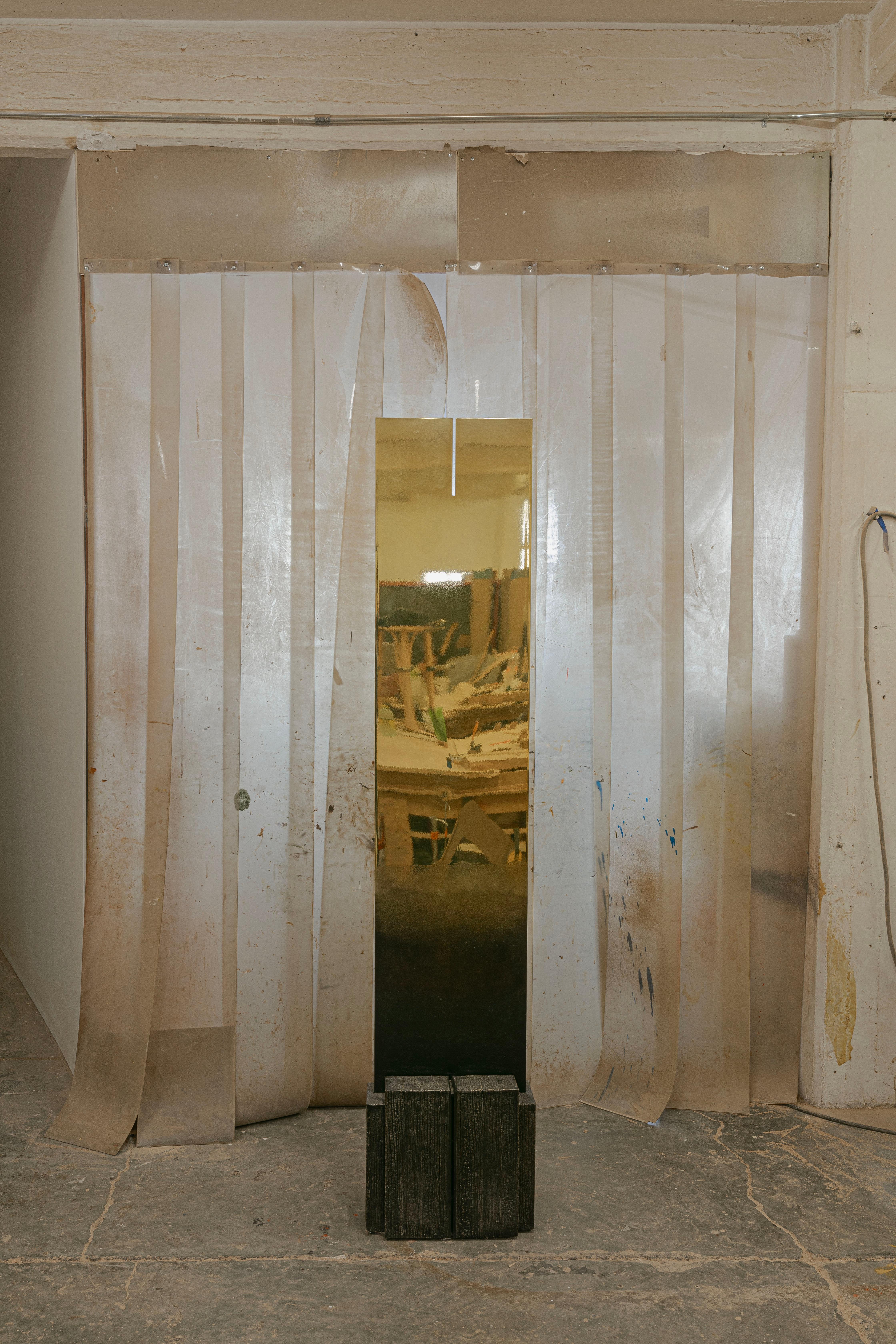 Muhro Skulpturaler Spiegel von Deceres Studio
Gegossene Bronze in gebrannter Holzform 
Brüniertes Messing

Muhro ist eine konzeptionelle Darstellung unseres Dialogs über die Grenze zwischen den USA und Mexiko, und die Designelemente repräsentieren
