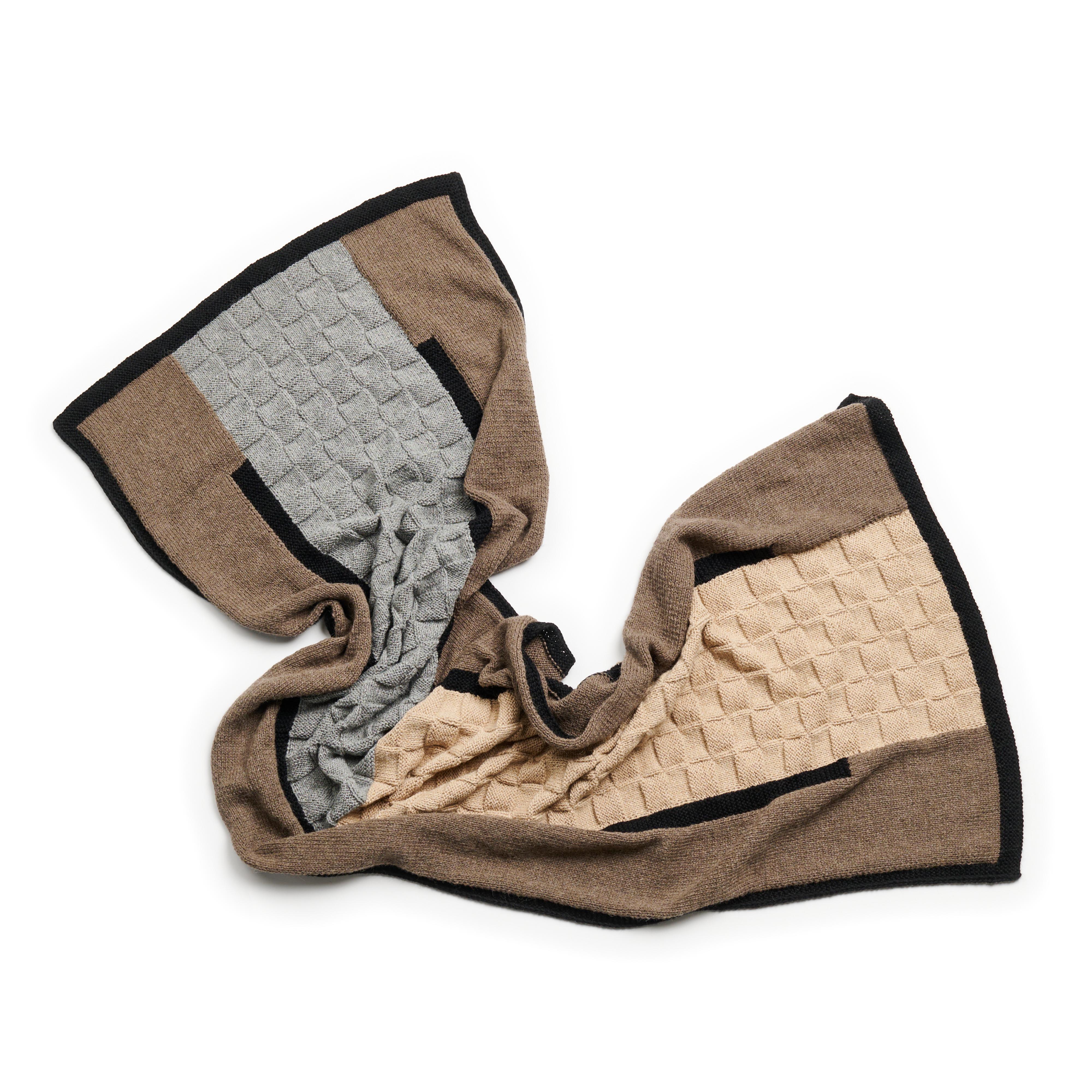 Sciarpa Muhu marrone grigio in pura alpaca lavorata a mano in Perù da donne artigiane in vendita 10