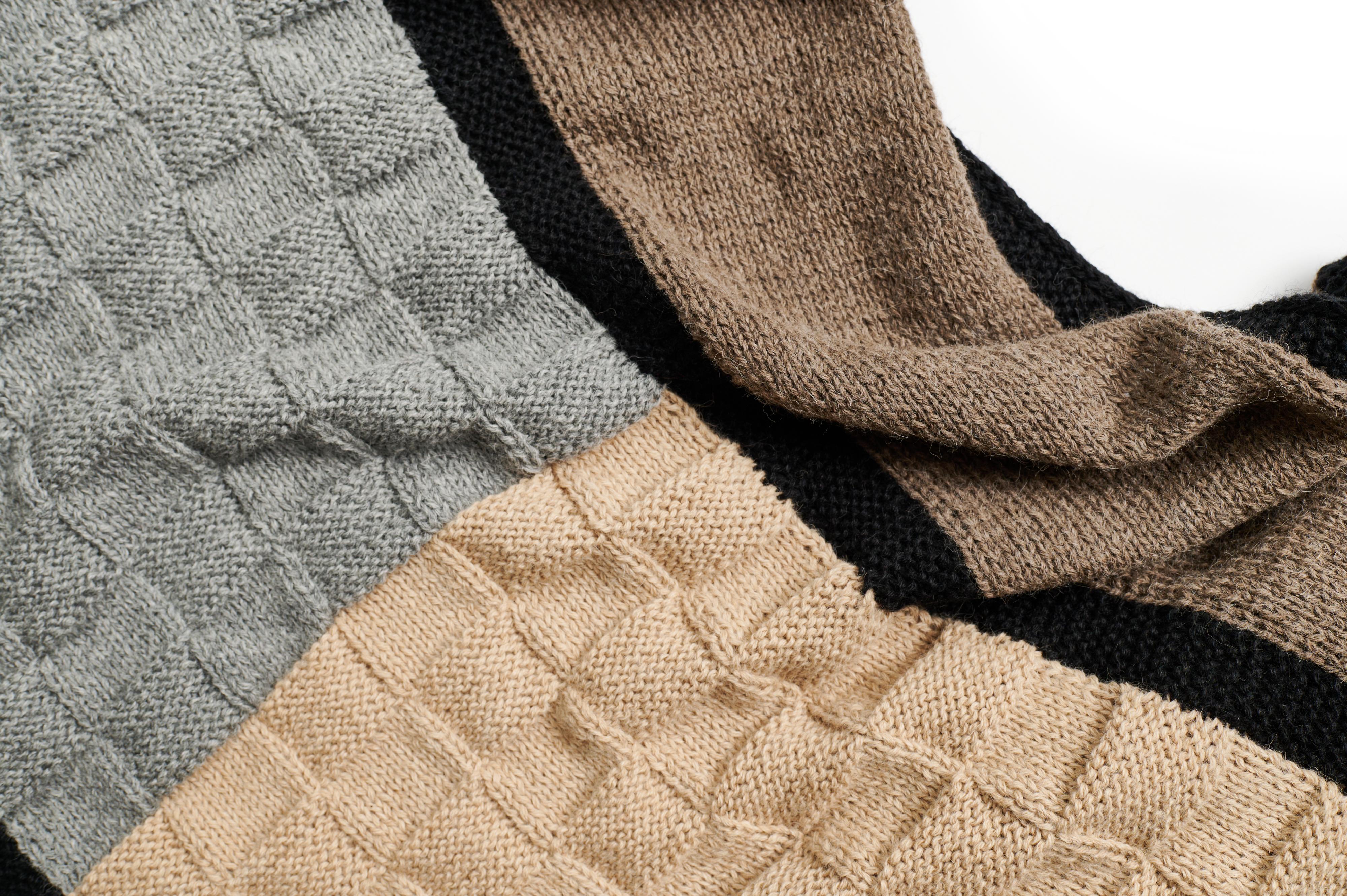 Sciarpa Muhu marrone grigio in pura alpaca lavorata a mano in Perù da donne artigiane in vendita 11