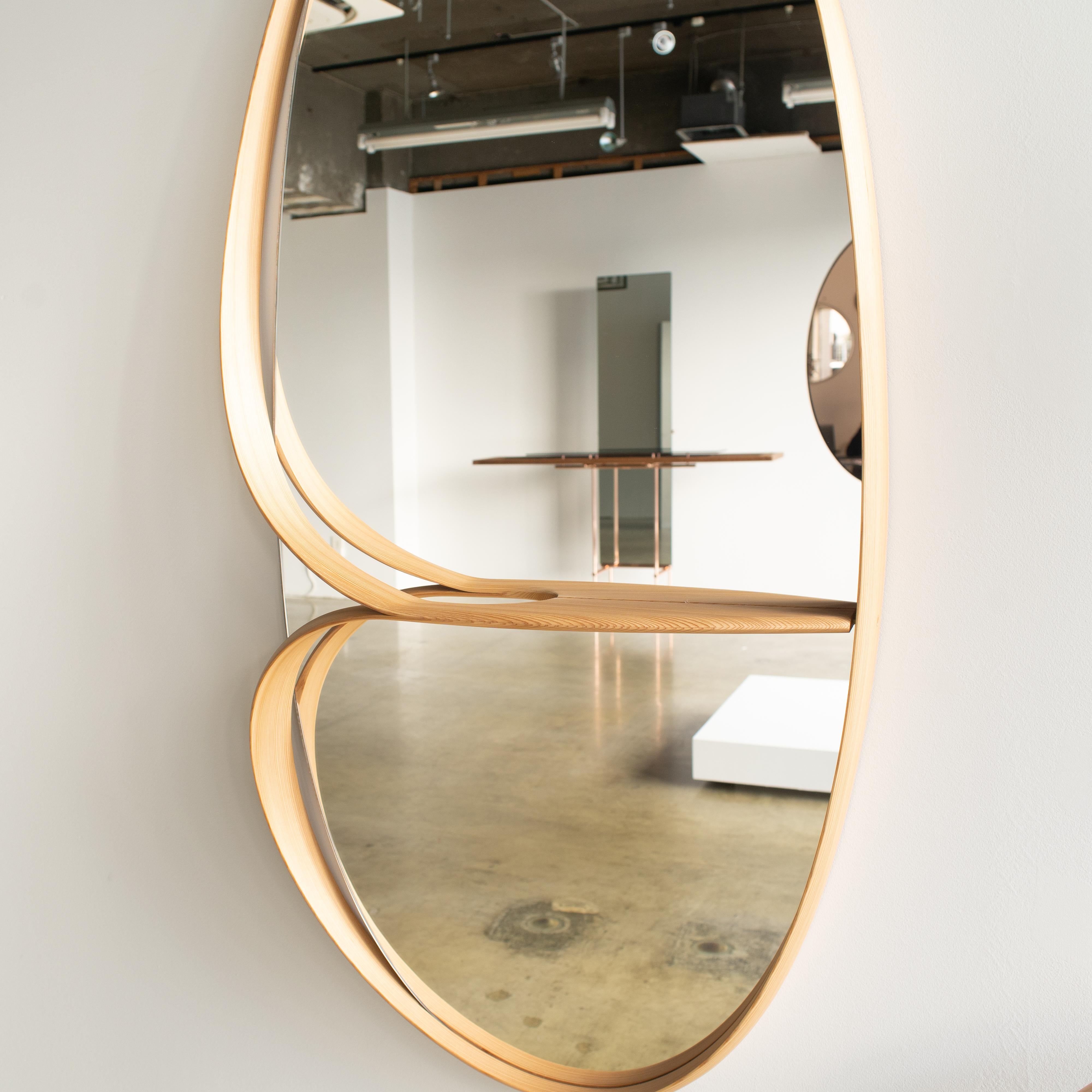 Miroir mural japonais en bois cintré de style contemporain Muji en vente 1