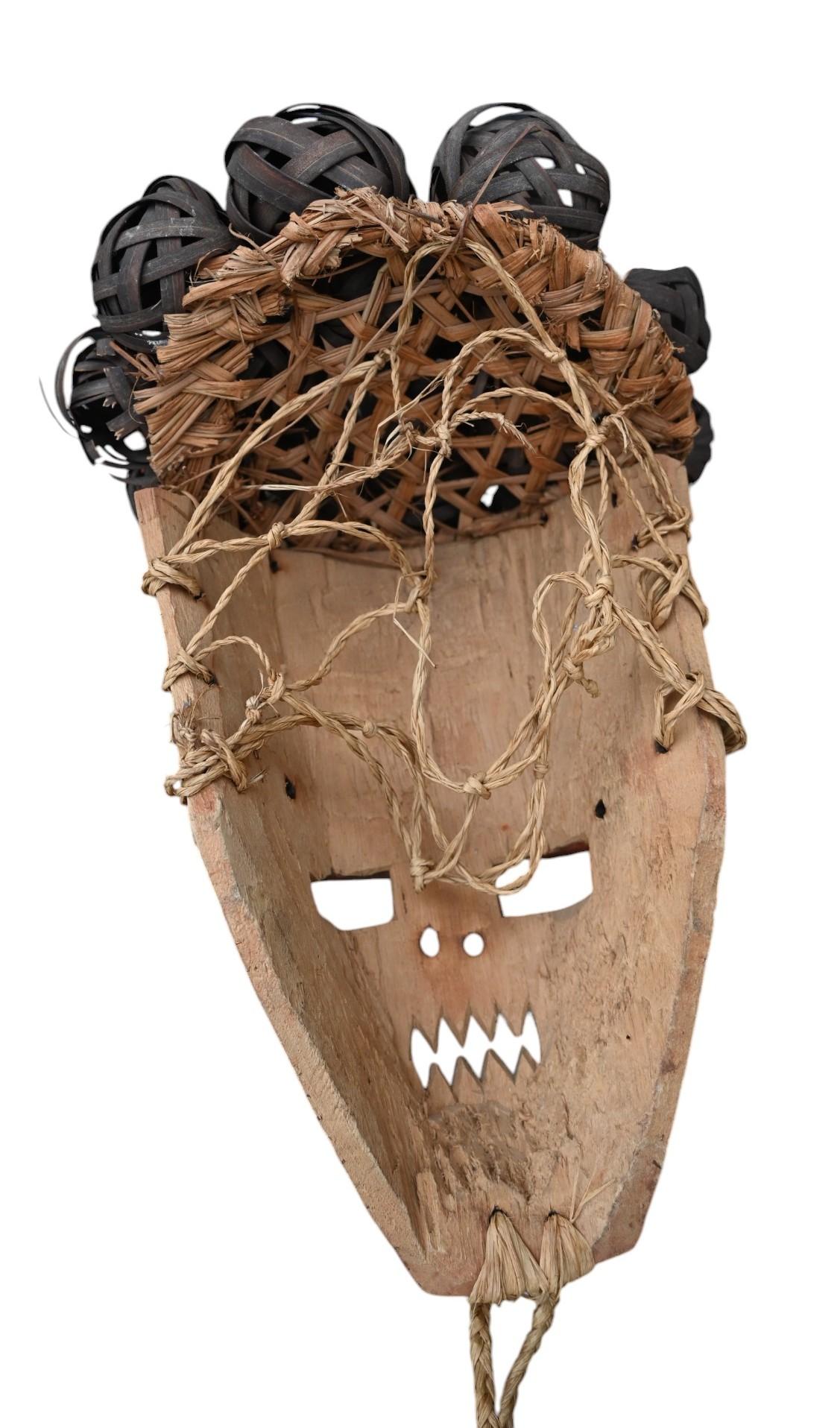Mukinka Mask from the  Salampasu tribe, DR Congo, middle 20th century For Sale 2