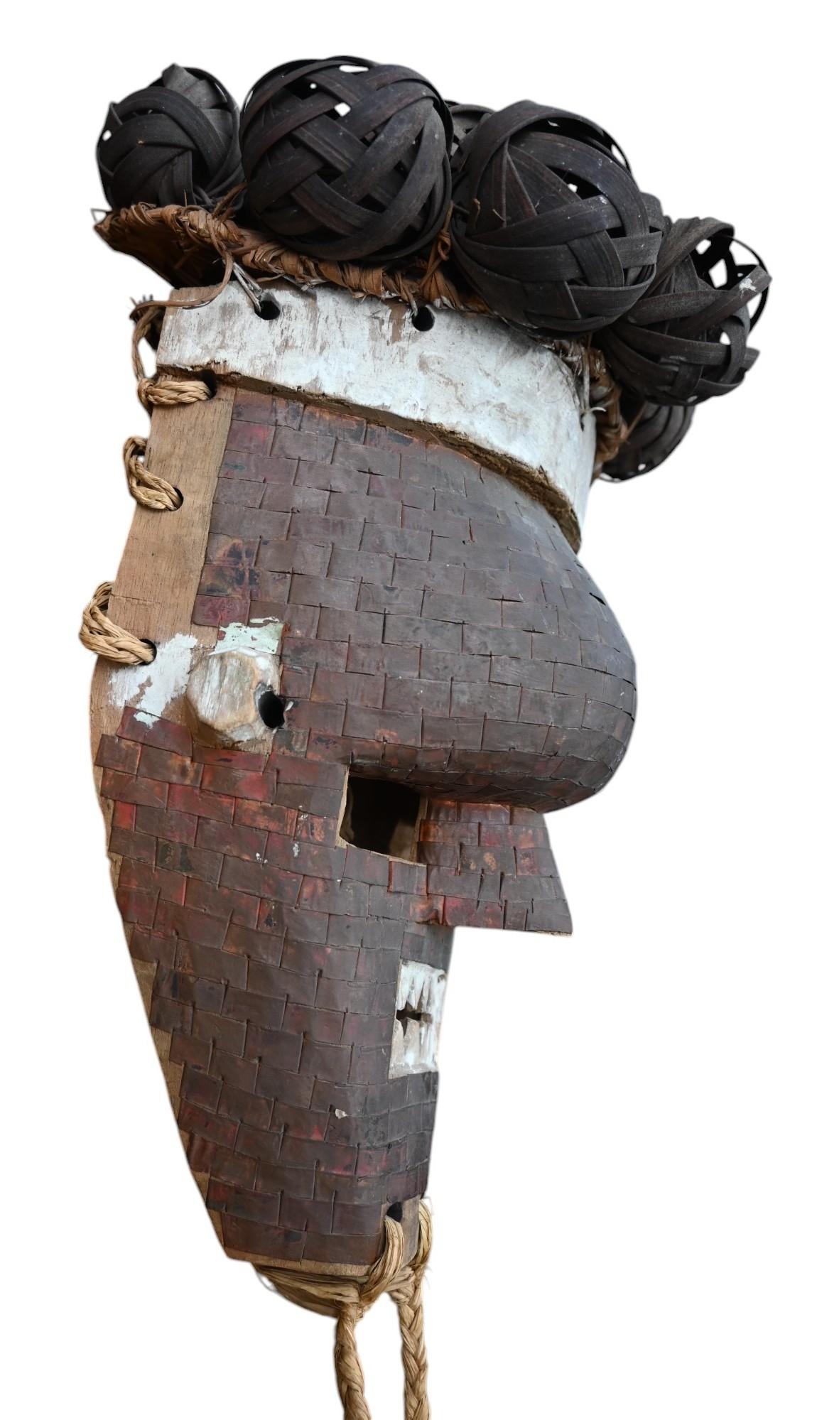 Mukinka Mask from the  Salampasu tribe, DR Congo, middle 20th century In Good Condition For Sale In Bilzen, BE