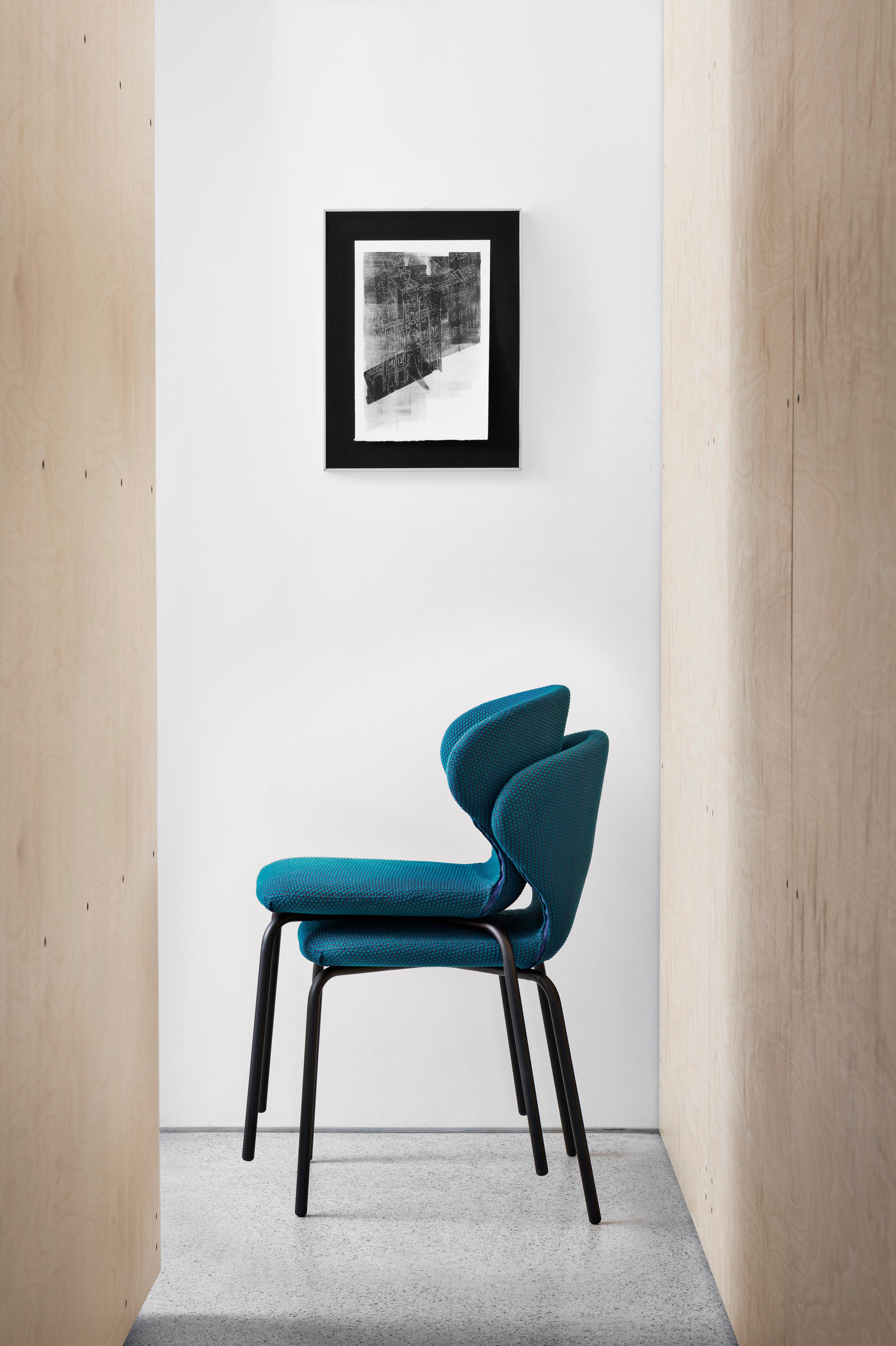 Mula Stuhl mit schwarzem Metallbeingestell und gepolstertem Sitz:: von E-GGs im Angebot 1