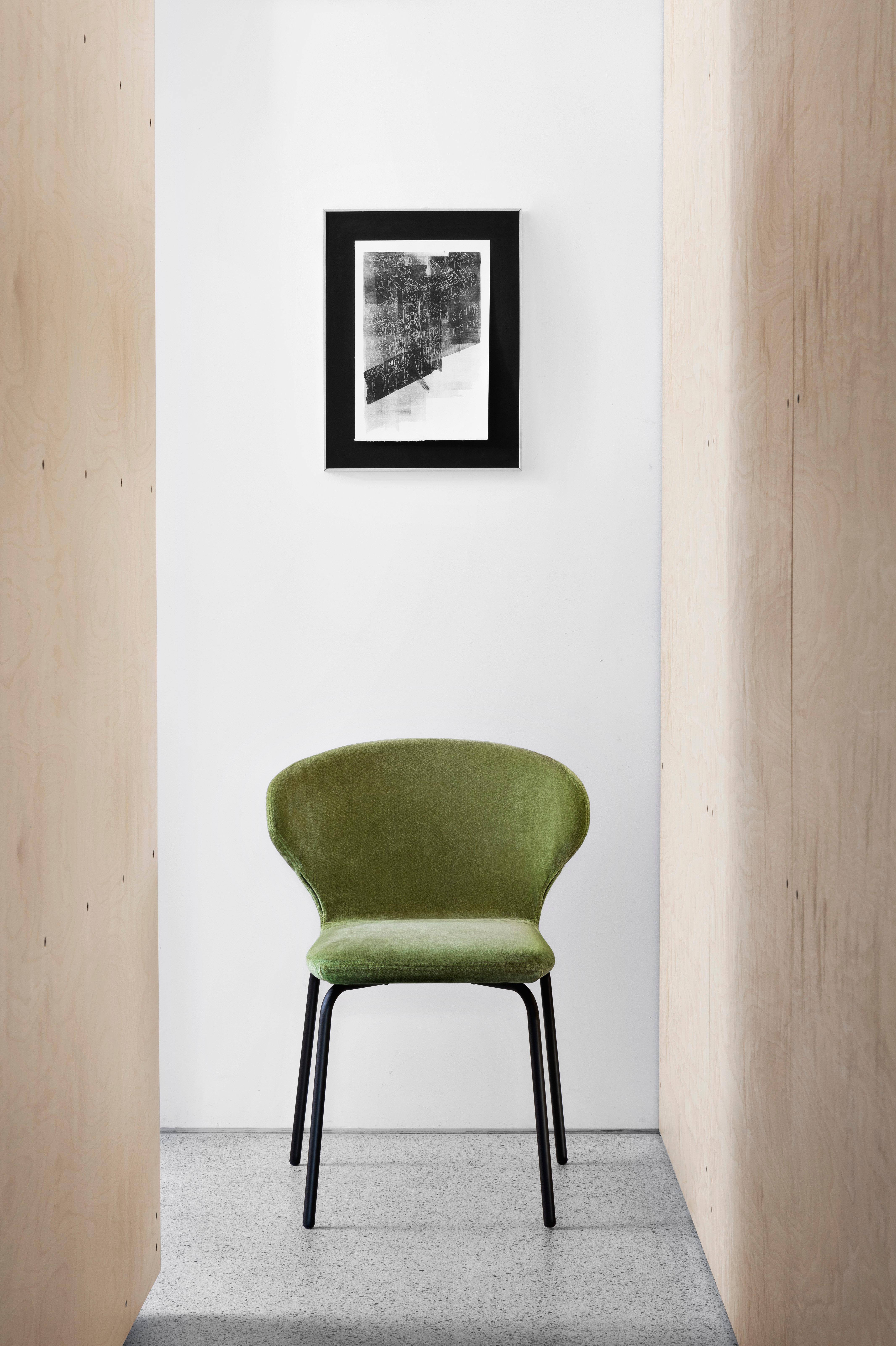 Mula Stuhl mit schwarzem Metallbeingestell und gepolstertem Sitz:: von E-GGs im Angebot 3