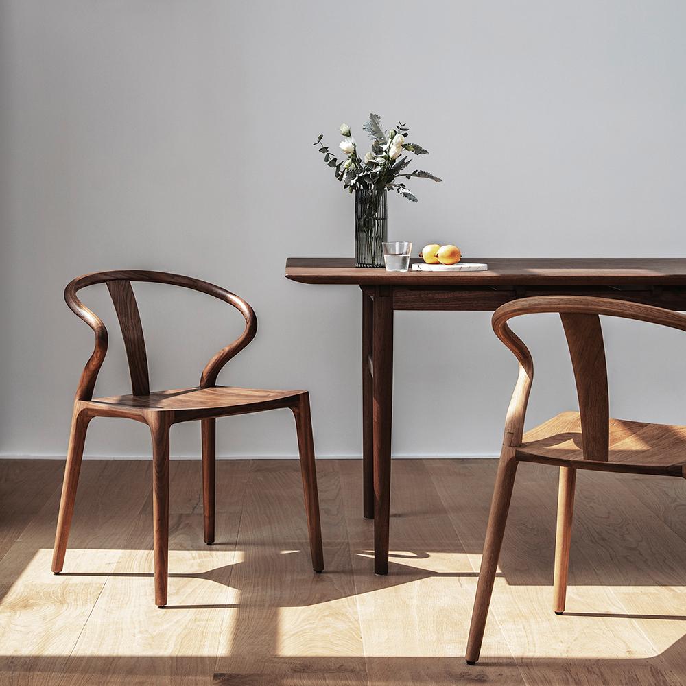 Inspired by the one and only ancient heroine, ‘The Ballad of Mulan’. The Mulan chair’s seamless joinery and minimalist design are thanks to its meticulous mortise and tenon carpentry; no nails or screws have been utilised. While the gentle curves