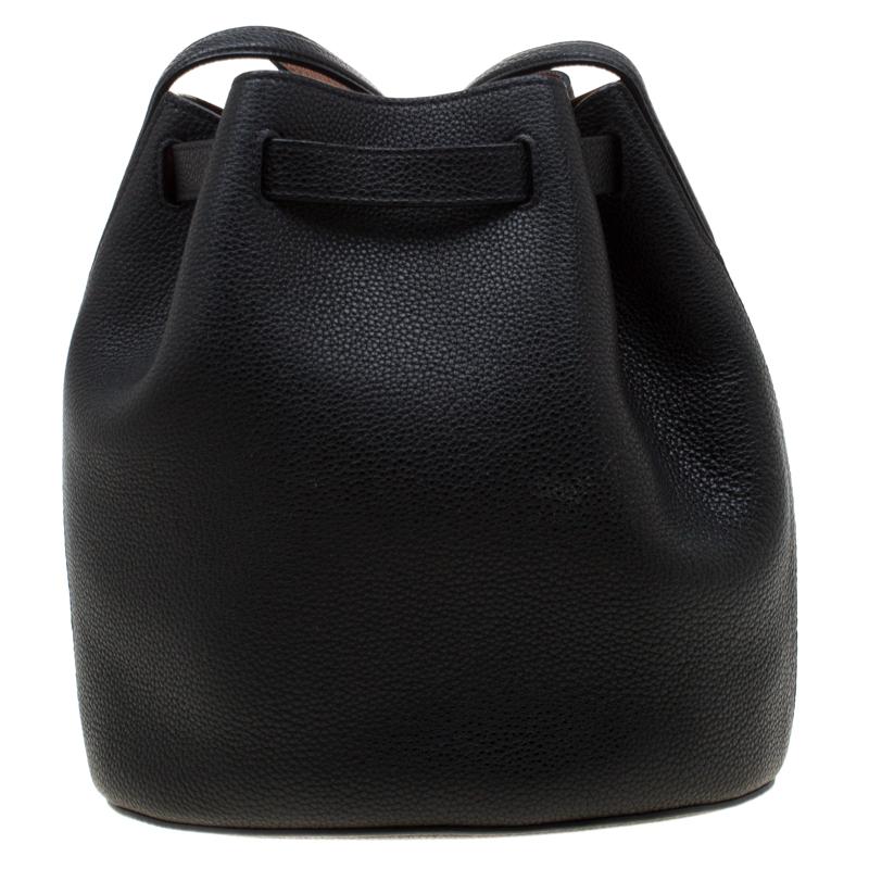 Specially designed for the urban woman, this Mulberry bag has alluring features. It has been crafted from leather and enhanced with gold-tone hardware. The Abbey bag has an adjustable shoulder strap and carries a bucket shape with a drawstring