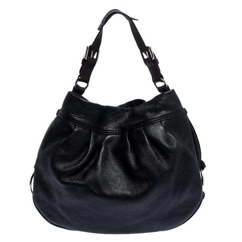 Luxuriously crafted, this Mulberry handbag is splendid. It comes in a black/brown color and is made from pebbled leather. It features a drawstring closure which opens to a fabric-lined interior sized to house all your essentials. It features a