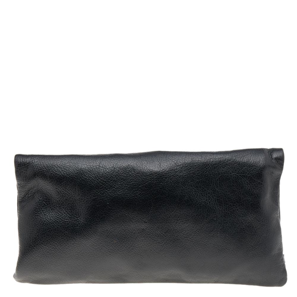 Mulberry brings you this gorgeous clutch that has been crafted from leather and styled as a fold-over. It carries a black shade with a well-sized fabric interior and the brand logo on the front. The clutch is complete with a wrist strap.

