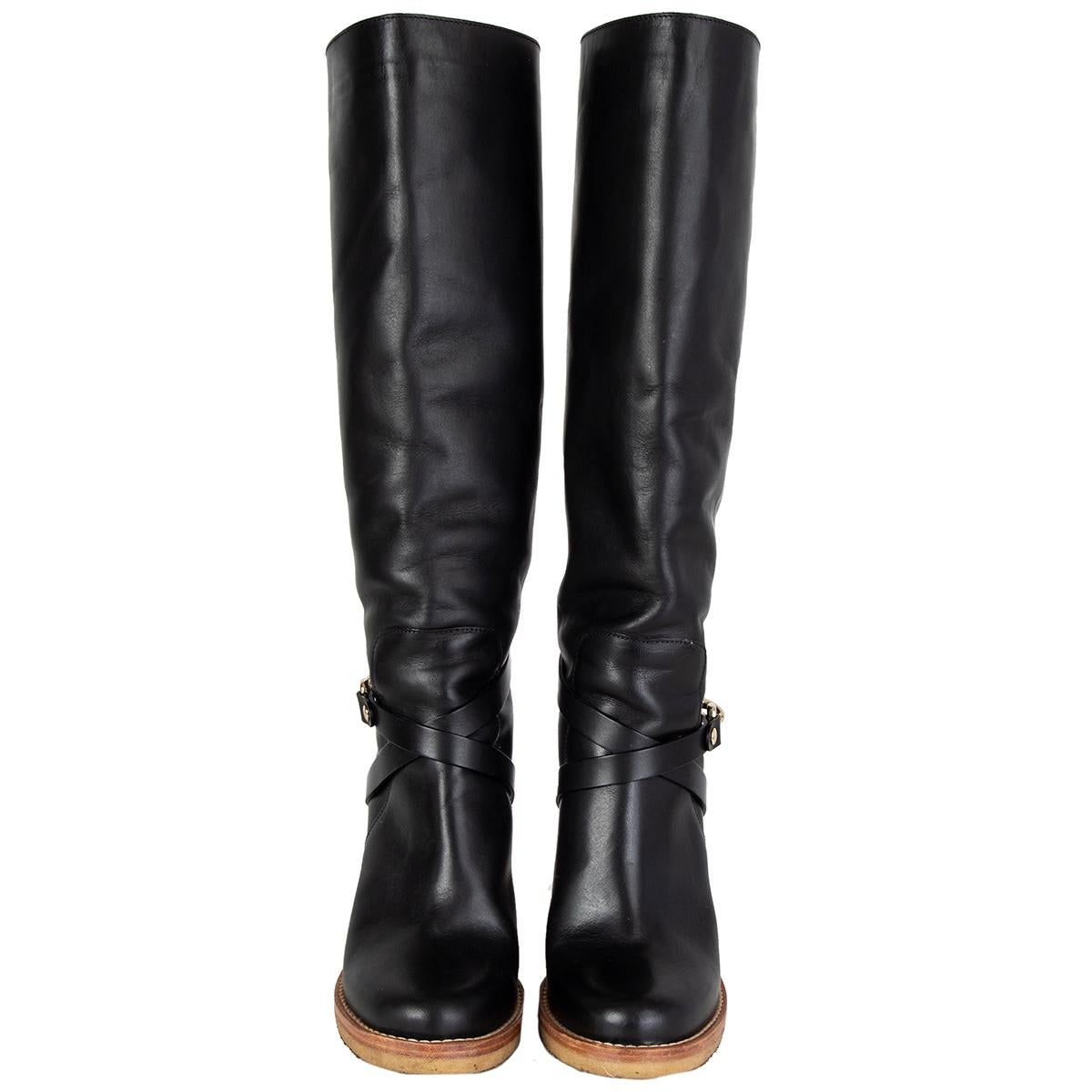 100% authentic Mulberry 'Dorset' knee high boots in black calfskin featuring subtle crossover strap detailing and a signature dog-leash clasp. Have been worn and are in excellent condition. 

Measurements
Imprinted Size	40
Shoe Size	40
Inside