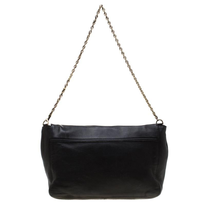 This Mulberry Margaret bag will take you through your day with ease. Crafted from leather the bag is enhanced with gold-tone hardware and comes with a chain link. The front flap opens to a suede lined interior that houses zip and slip