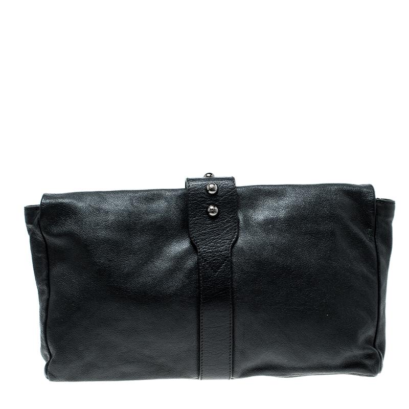 Crafted from leather, this clutch by Mulberry comes in a flap style with a push lock. It has a black shade, black-tone hardware and a well-sized fabric interior. It is handy and durable.

