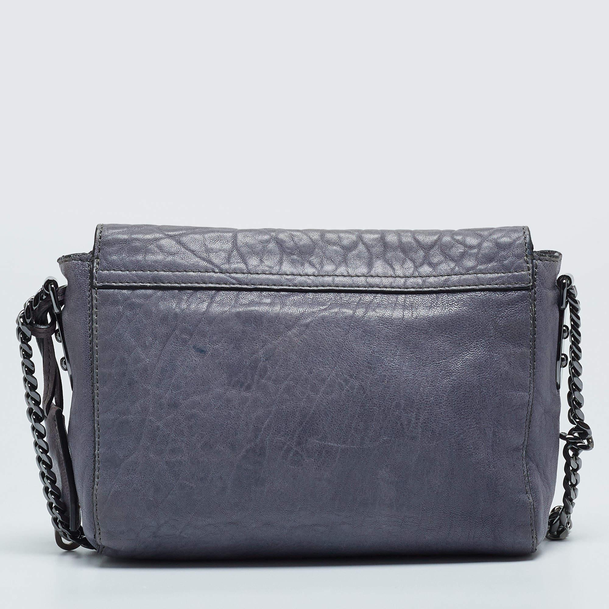 Express your personal style with this high-end crossbody bag. Crafted from quality materials, it has been added with fine details and is finished perfectly. It features a well-sized interior.

