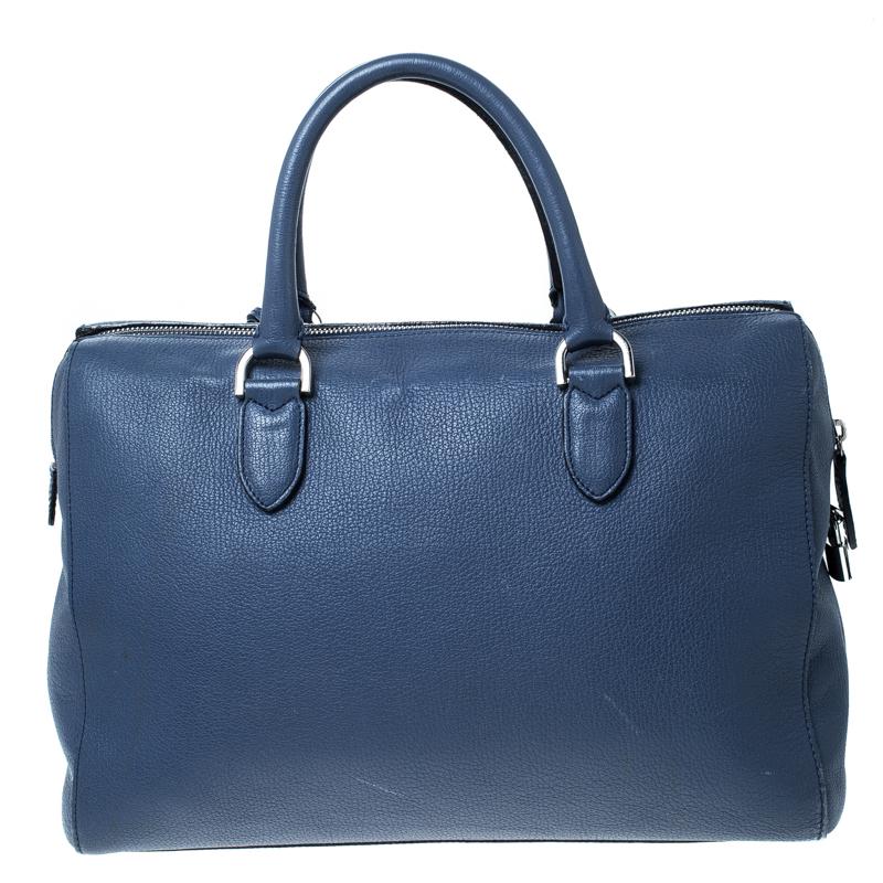 This Mulberry Del Rey satchel is lovely. It was named by Emma Hill after the singer and fashion icon Lana Del Rey. Crafted from leather, the blue bag comes with dual top handles and a structured body. It has the signature postman's lock and the
