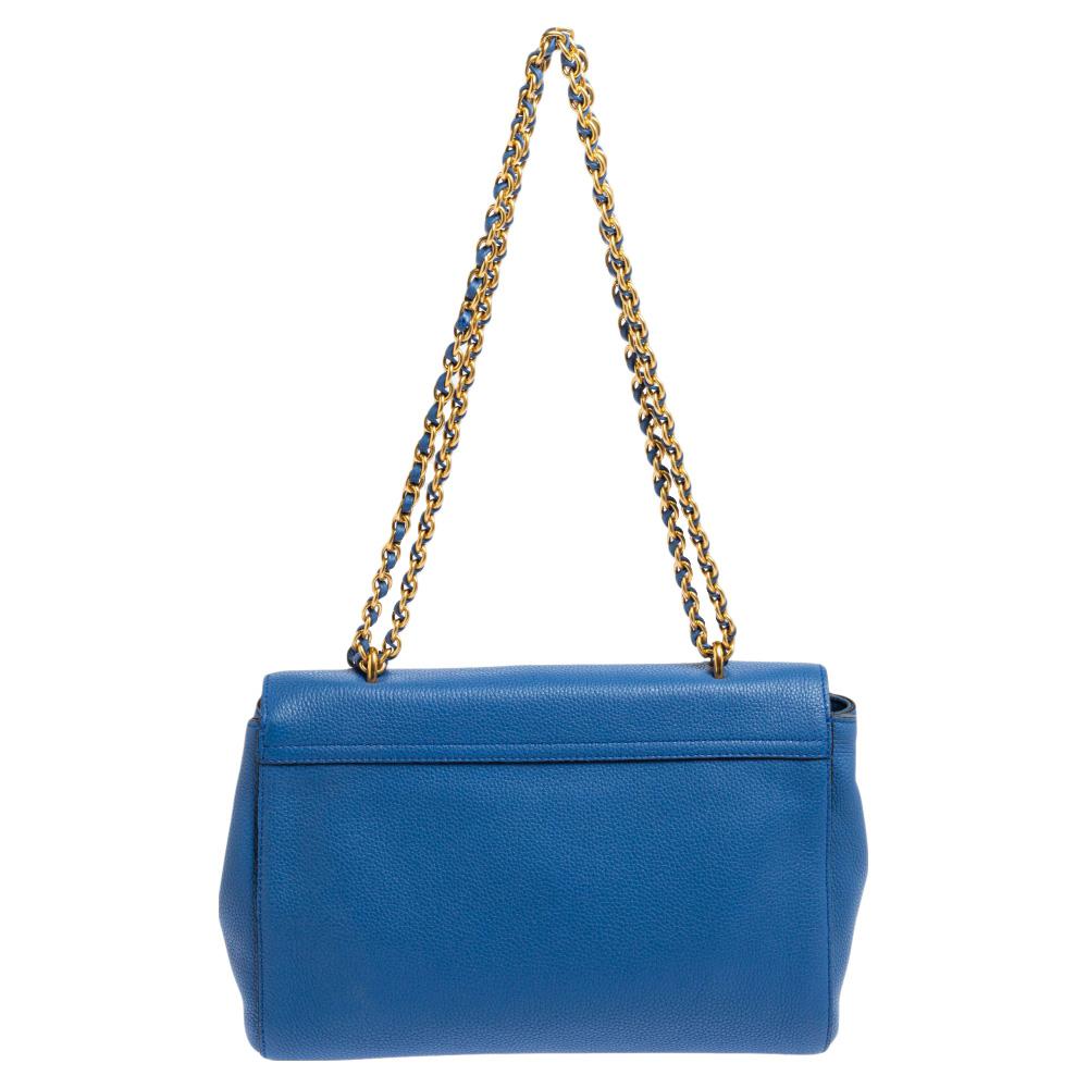 This Mulberry Lily bag is lovely. Crafted from quality leather, the blue-hued bag comes with a chain and leather woven strap, a postman's lock on the flap, and a suede-lined interior. It is ideal for everyday use.

Includes: Original Dustbag, Info