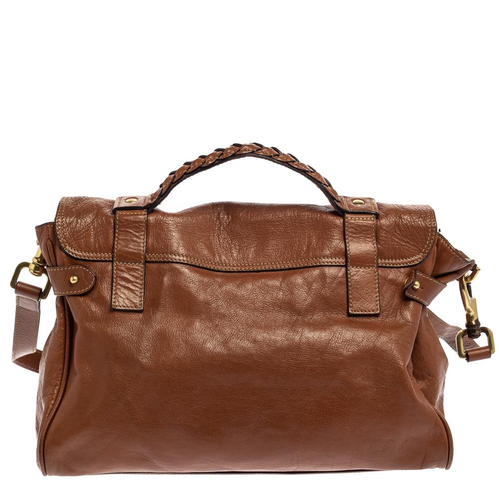 Mulberry brings you this handy bag that will dutifully support you wherever you go. It has been crafted from leather in brown and equipped with a twist lock on the flap that secures a spacious fabric interior capable of holding all your necessities.