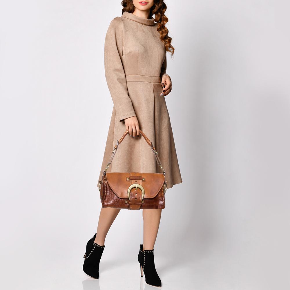 Setzen Sie Ihren eigenen Stilquotienten:: indem Sie diese sorgfältige und stilvolle Tasche von Mulberry besitzen. Sie ist aus Leder gefertigt:: hat eine Klappe mit goldfarbener Schnalle auf der Vorderseite und ist mit einem geräumigen Innenraum
