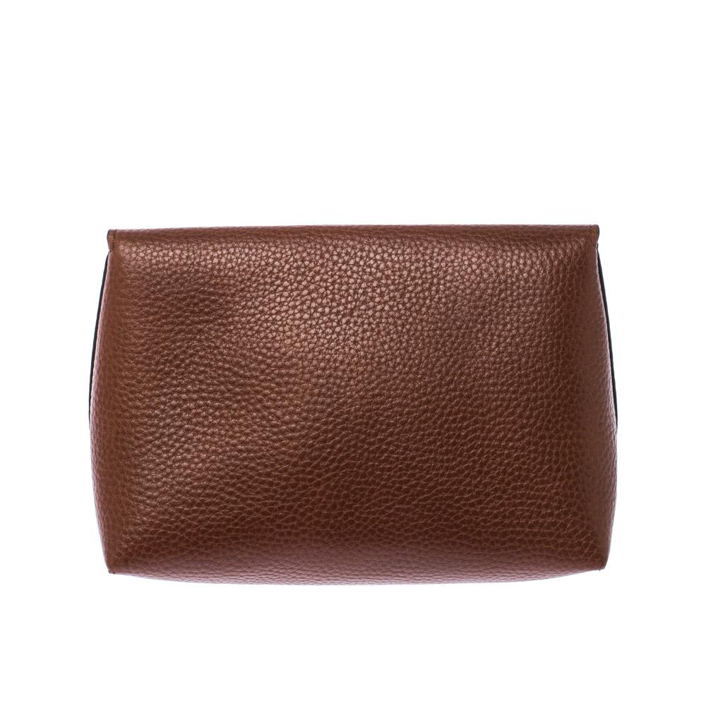 This cosmetic pouch from the house of Mulberry has been expertly crafted from leather and secured with a signature twist lock in gold-tone. It comes with a leather interior that can easily hold your cosmetics. Carry it while travelling to neatly