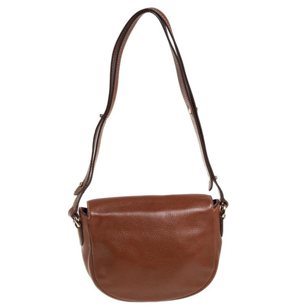 This Mulberry shoulder bag is a fine choice for everyday use! Crafted using brown leather, it has a flap design, an interior lined in fabric as well as suede, and a shoulder handle.

Includes: Original Dustbag
