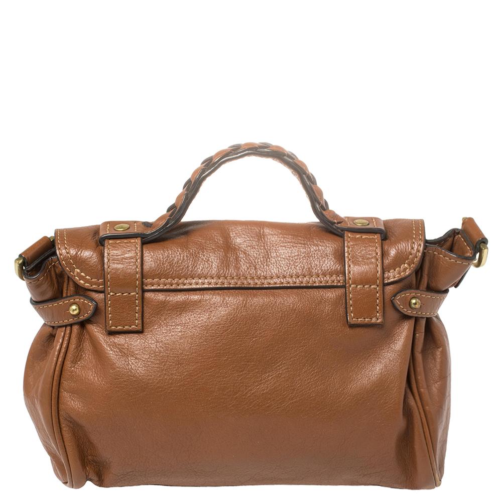 Mulberry brings you this handy bag that will dutifully support you wherever you go. It has been crafted from leather in brown and equipped with a twist lock on the flap that secures a fabric interior capable of holding your necessities. It is held