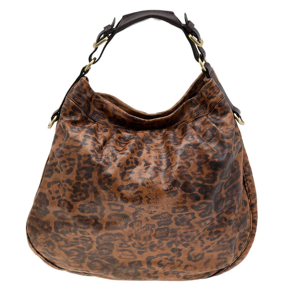 Stunning to look at and durable enough to accompany you wherever you go, this Mulberry hobo is a joy to own! This brown Mitzy is crafted from leopard-printed leather, and styled with a top handle, and a perfectly sized fabric interior to carry your