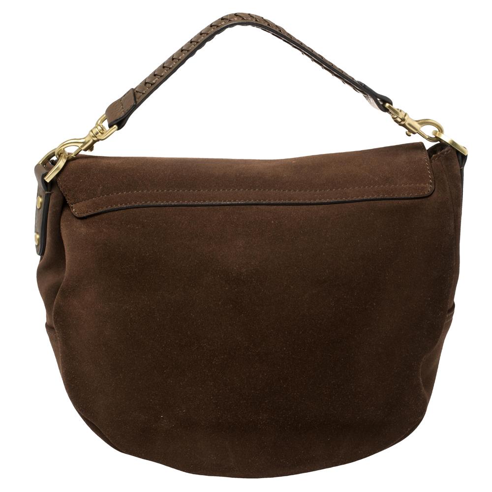 Embrace the current trends in fashion with this elegant satchel by Mulberry. Crafted in suede, this impressive bag is an amazing creation to own. It features the label's logo on the front, a single handle, a spacious interior for your
