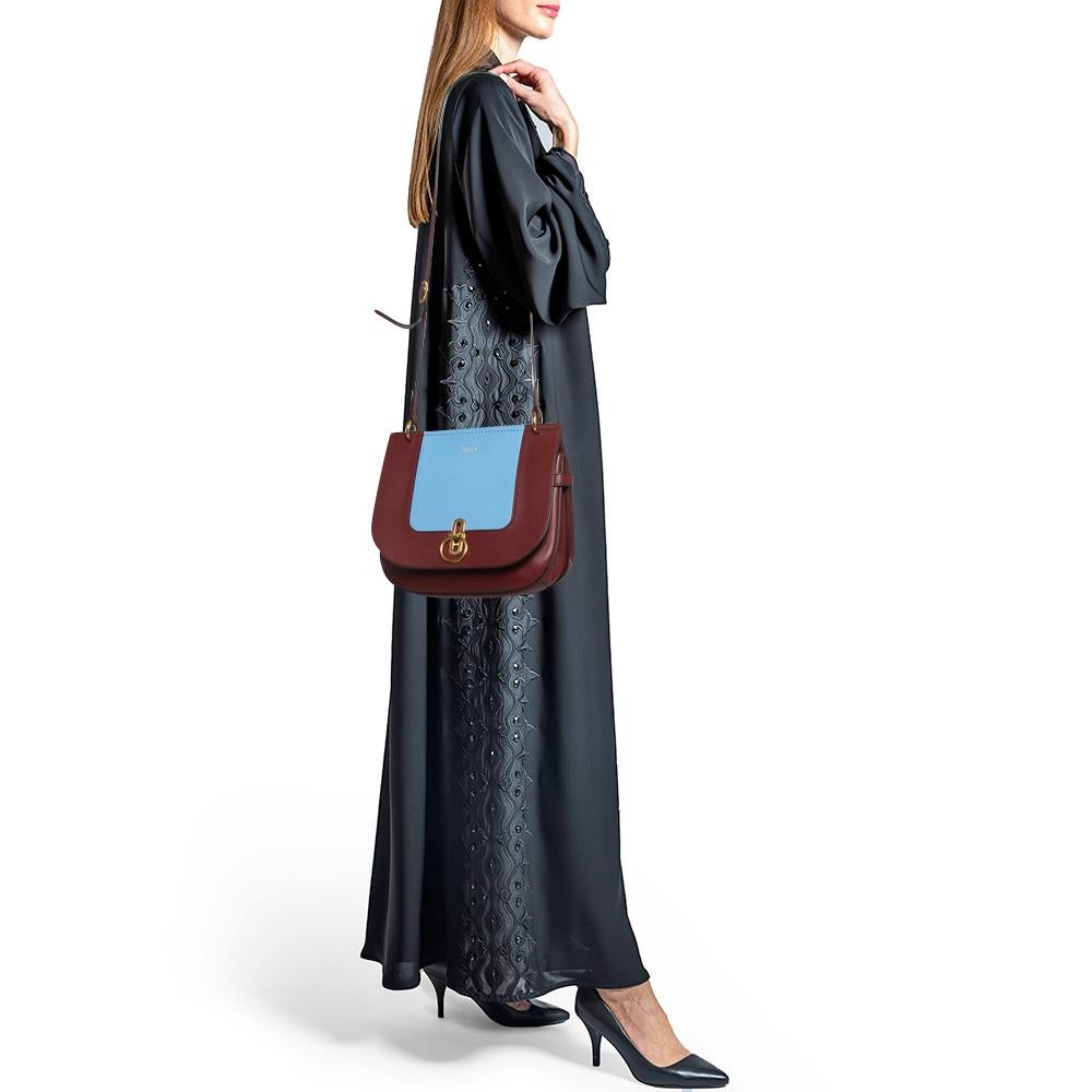 Designer bags are ideal companions for ample occasions! Here we have a fashion-meets-functionality piece crafted with precision. It has been equipped with a well-sized interior that can easily fit all your essentials.