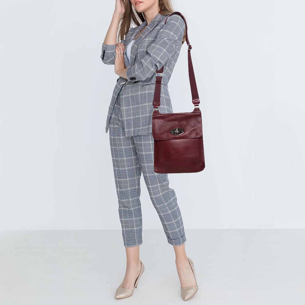 Diese burgunderfarbene Umhängetasche von Mulberry ist eine Mischung aus Stil und Zweckmäßigkeit und wird Sie mit Komplimenten überhäufen! Sie ist aus Leder gefertigt und mit der charakteristischen Schließe auf der Vorderklappe versehen. Sie öffnet