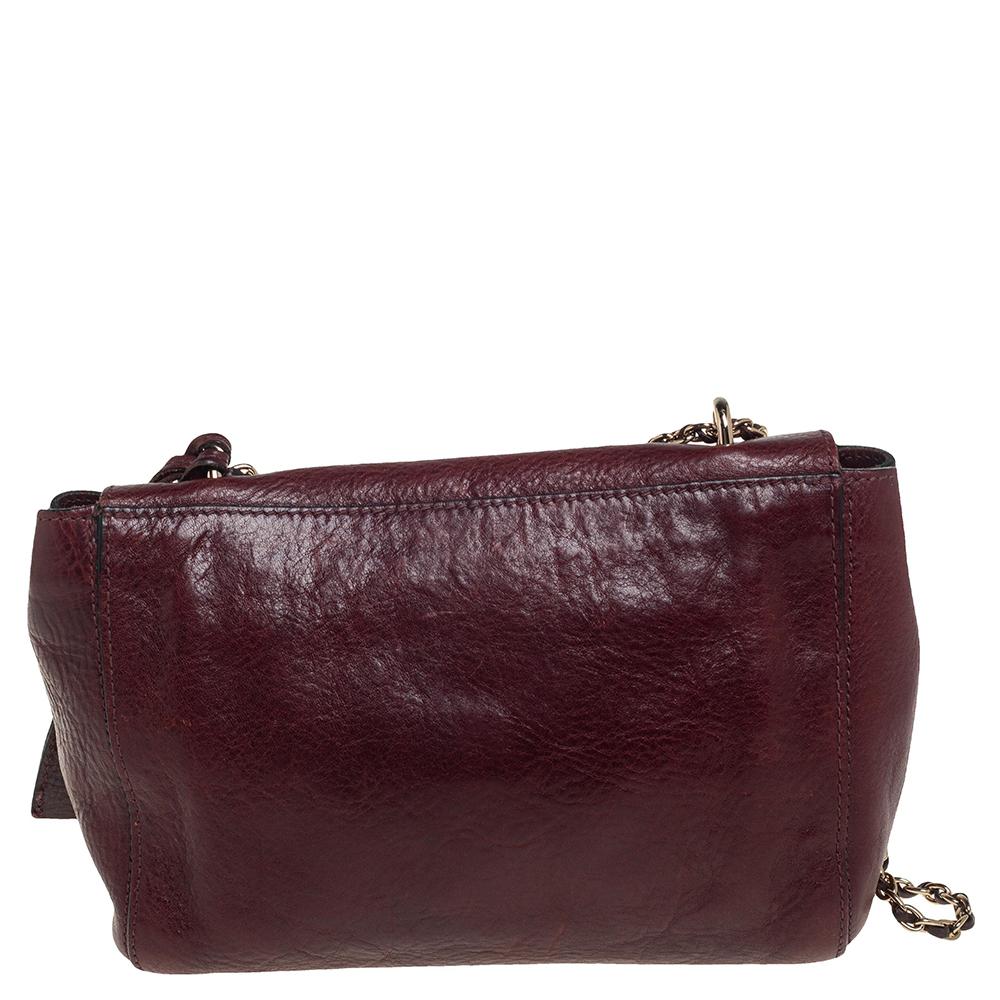 This Mulberry Lily bag is lovely. Crafted from leather, the burgundy bag comes with a chain and leather woven strap, a postman's lock on the flap and a roomy interior. It is ideal for everyday use.

