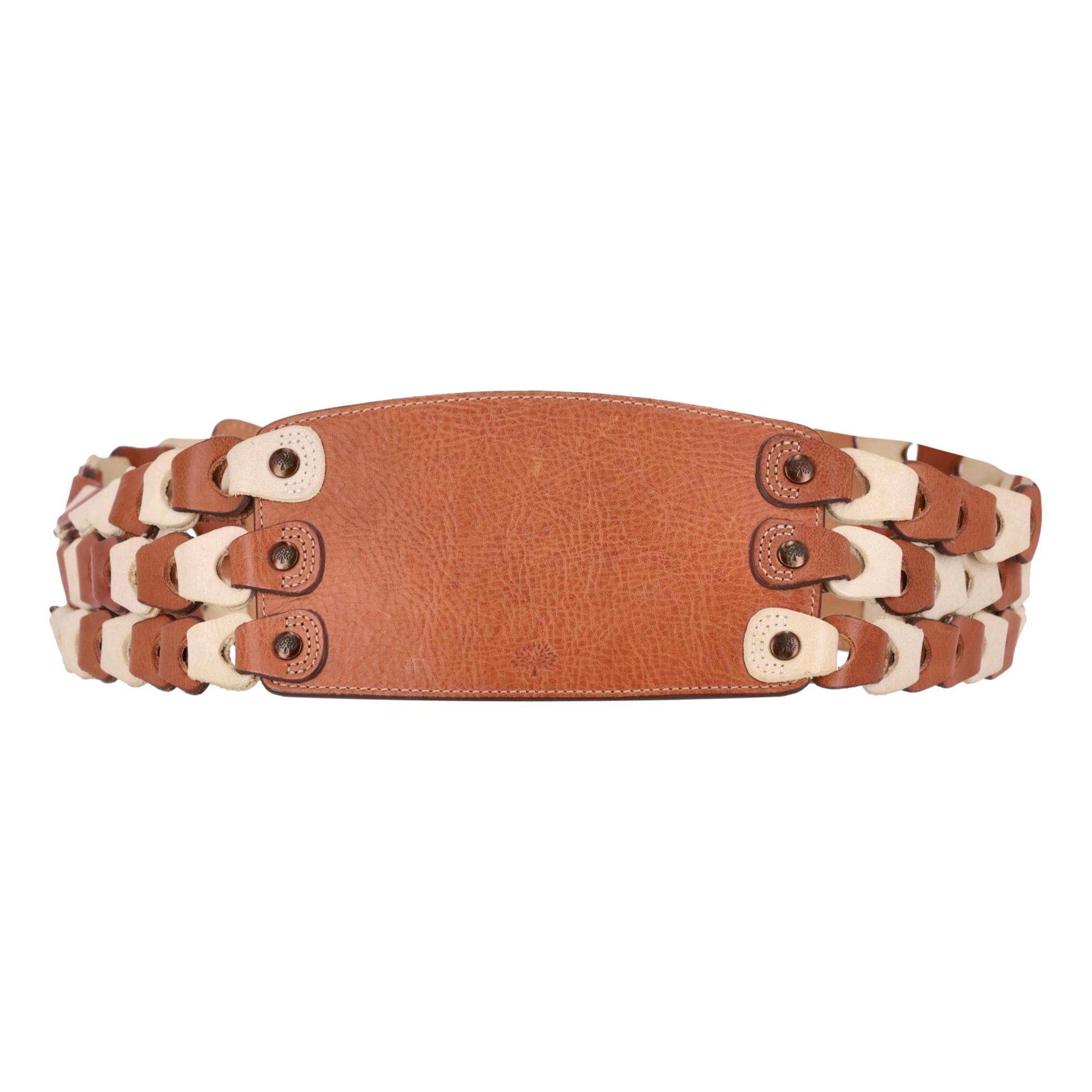 Cinturón de cuero trenzado con cincha Mulberry

Riñonera de piel marrón diseñada con cierre de hebilla de marca en oro envejecido.

Con correas trenzadas de cuero beige y marrón en los laterales, y cuero liso en la parte trasera.

Con detalles de
