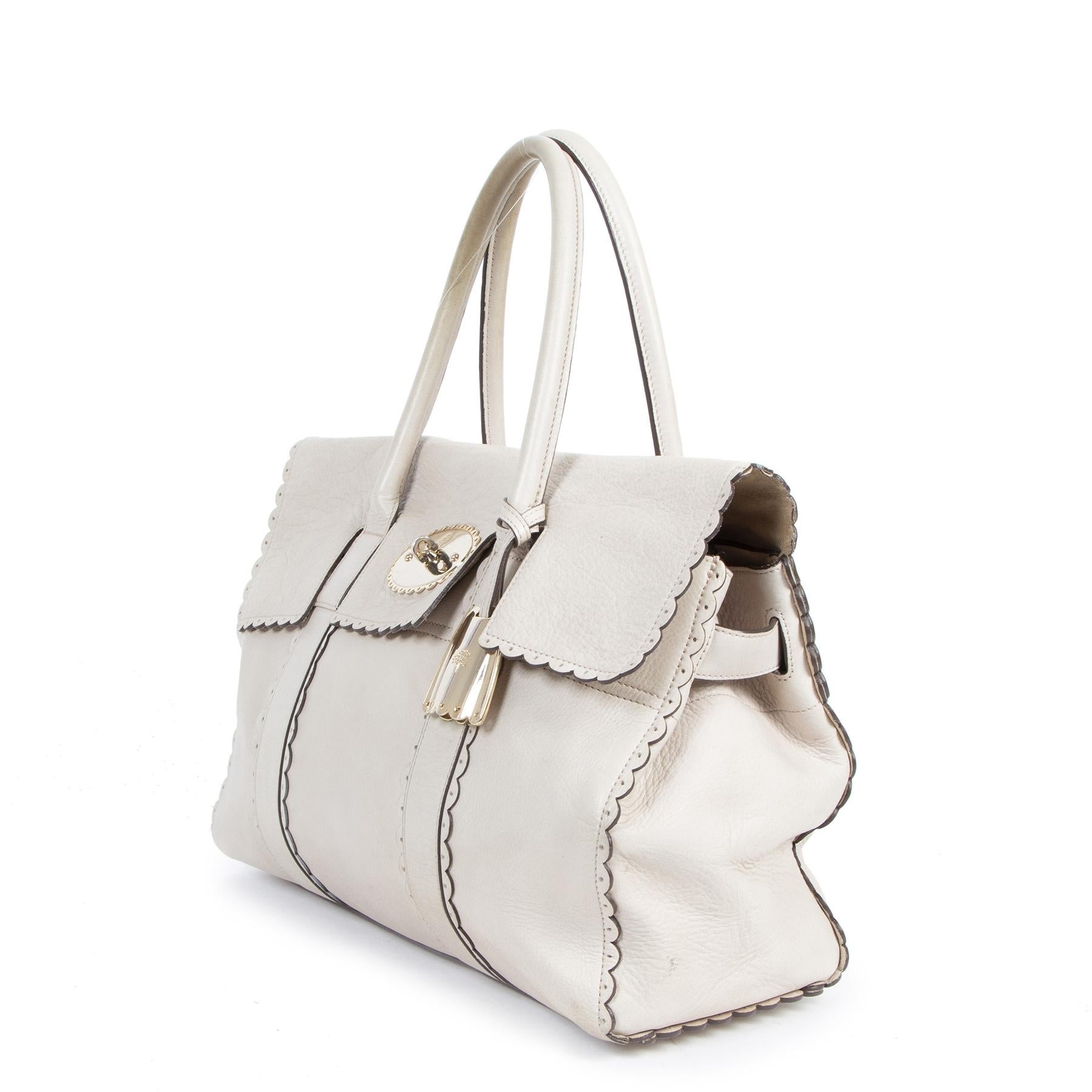 Very good condition

Mulberry Cookie Bayswater Satchel Top Handle Bag

This stylish Mulberry tote is the perfect day to day go-to bag. The top handle bag is crafted of luxuriously textured pebble beige leather with a decorative edge trim. The