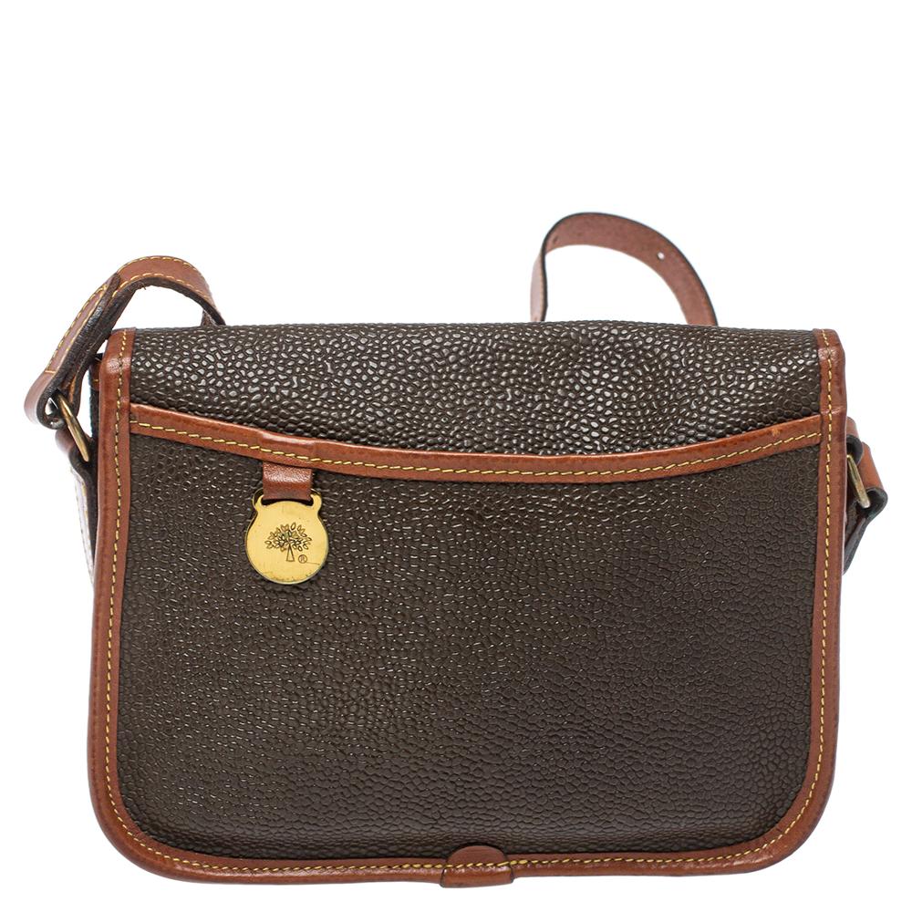 Carry this Mulberry bag that exudes a vintage vibe. Crafted from textured leather in a dark brown shade, it features a front flap that opens to reveal a well-sized fabric-lined interior. It suspends from a slender and adjustable crossbody