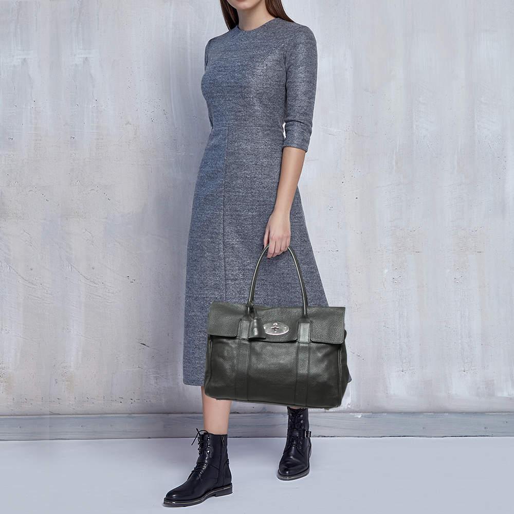 Designed by Mulberry  this Bayswater satchel ensures that your everyday handbag requirements are taken care of. This satchel is created using grey leather on the exterior and comes with a brass toned lock closure on the flap. The flap unveils a well