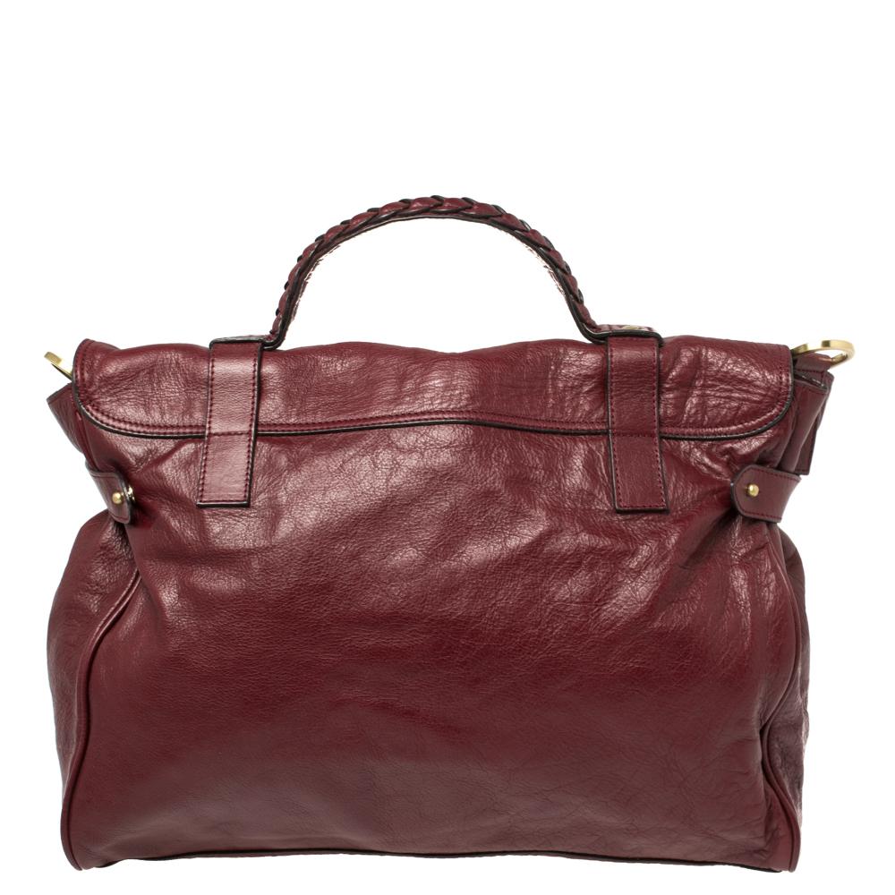 Mulberry brings you this handy Alexa satchel that will dutifully support you wherever you go. It has been crafted from leather in dark red and equipped with a twist lock on the flap that secures a spacious fabric interior capable of holding all your