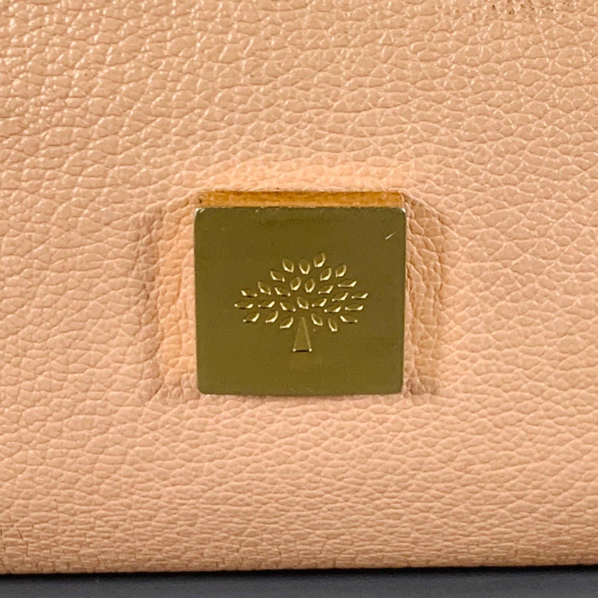 Bolso MULBERRY
en piel granulada rosa empolvado con correa para el hombro, interior espacioso y cierre de imán. Viene con bolsa para el polvo. Made in UK.Buen estado de conservación. Marcas y signos de desgaste moderados, sobre todo en el mango. Tal