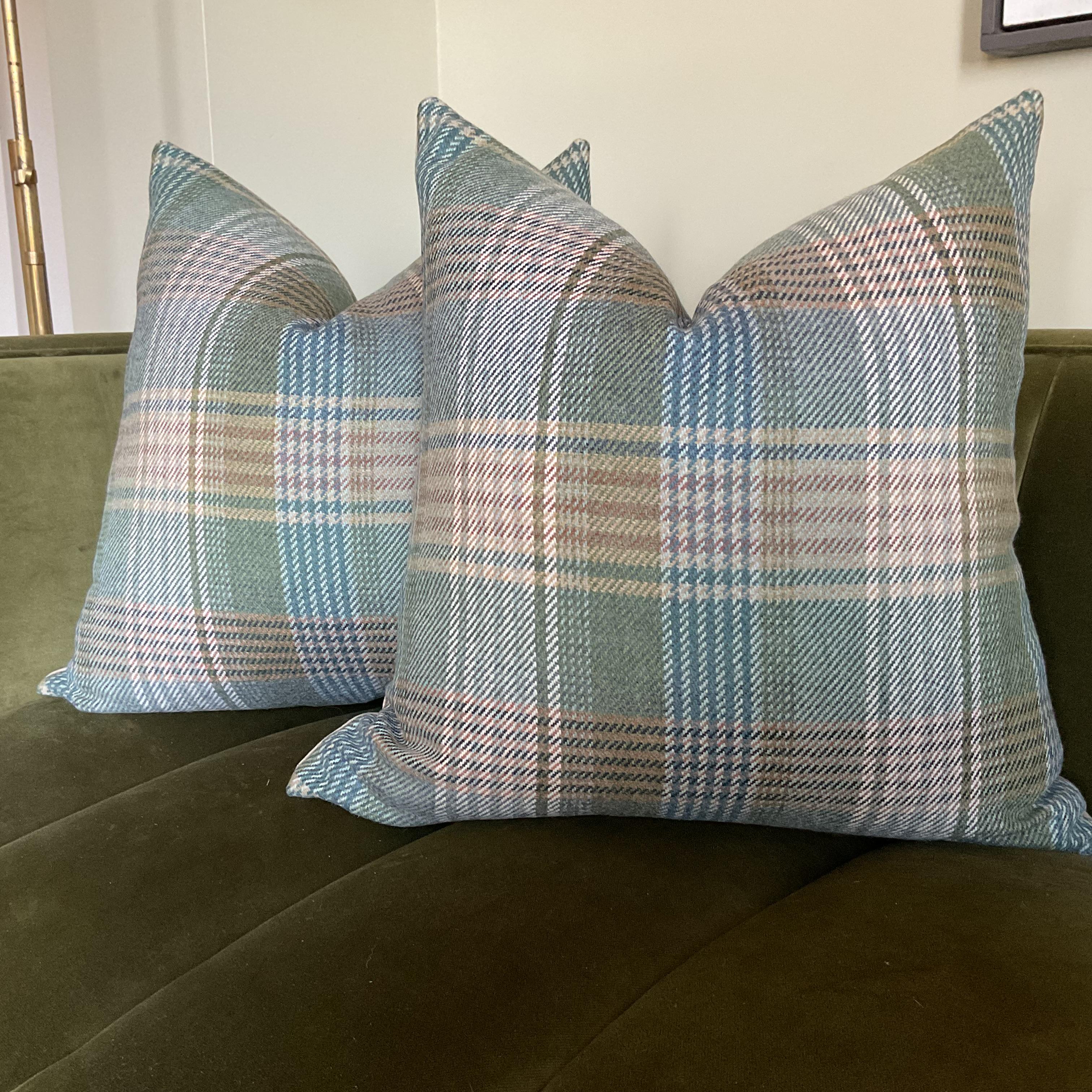 Un delizioso plaid 100% britannico in un'incantevole tonalità di verde acqua chiaro con accenti di marrone! Il mio articolo preferito della Collection'S di Mulberry per Lee Jofa.

Questi splendidi cuscini in lana sono caratterizzati da un fronte a