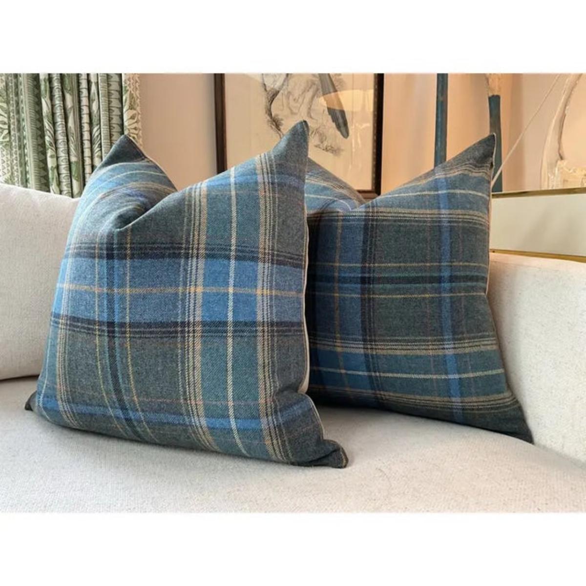 Un delizioso plaid 100% inglese in una paradisiaca tonalità di azzurro con accenti di marrone! Il mio articolo preferito al momento: dalla collezione Bohemian Romance di Mulberry per Lee Jofa. Questi splendidi cuscini in lana sono caratterizzati da