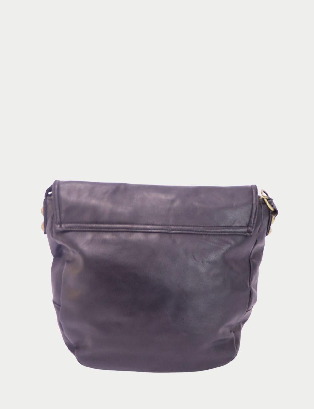 Bolso Crossbody Mulberry de gran tamaño en piel ciruela oscura

La elegancia clásica británica se une a la practicidad cotidiana en este bolso cruzado de gran tamaño de Mulberry. Está confeccionado en suave piel de color ciruela oscuro e incorpora