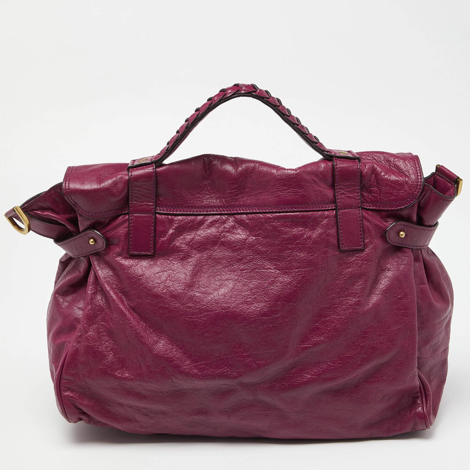 The simple silhouette and the use of durable materials for the exterior bring out the appeal of this Mulberry Alexa satchel for women. It features comfortable handles and a well-lined interior.

