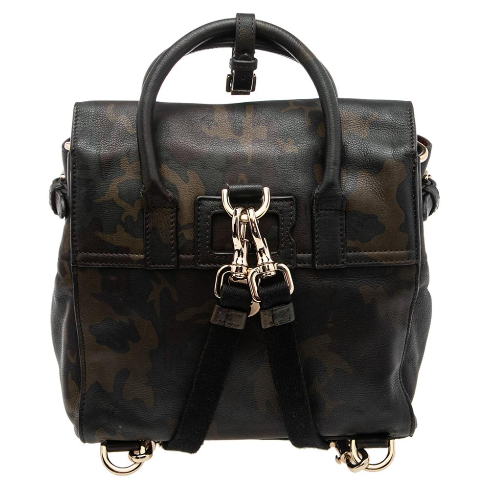 Designed in an ever-stylish camo leather, this Mulberry Delevinge backpack is a versatile piece to add to your collection. It comes with a flap style and is detailed with gold-tone hardware. It comes with top handles and two shoulder straps. Carry