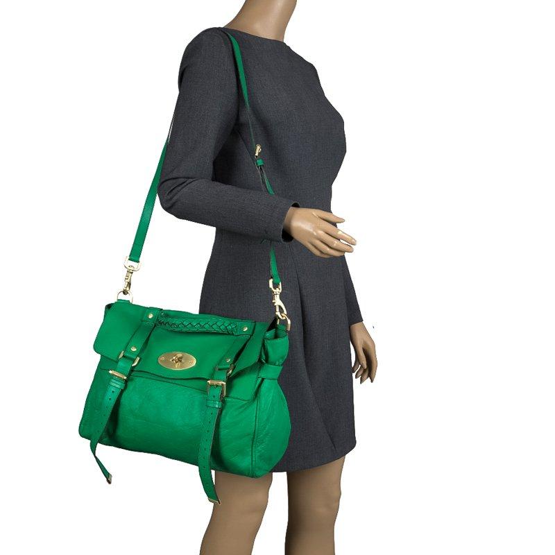 Alexa satchel is a classic Mulberry bag. Crafted from green leather, this bag is equipped with a top handle, removable shoulder strap and buckle detailing. The turn lock closure opens to a fabric lined interior that houses a zip pocket. This