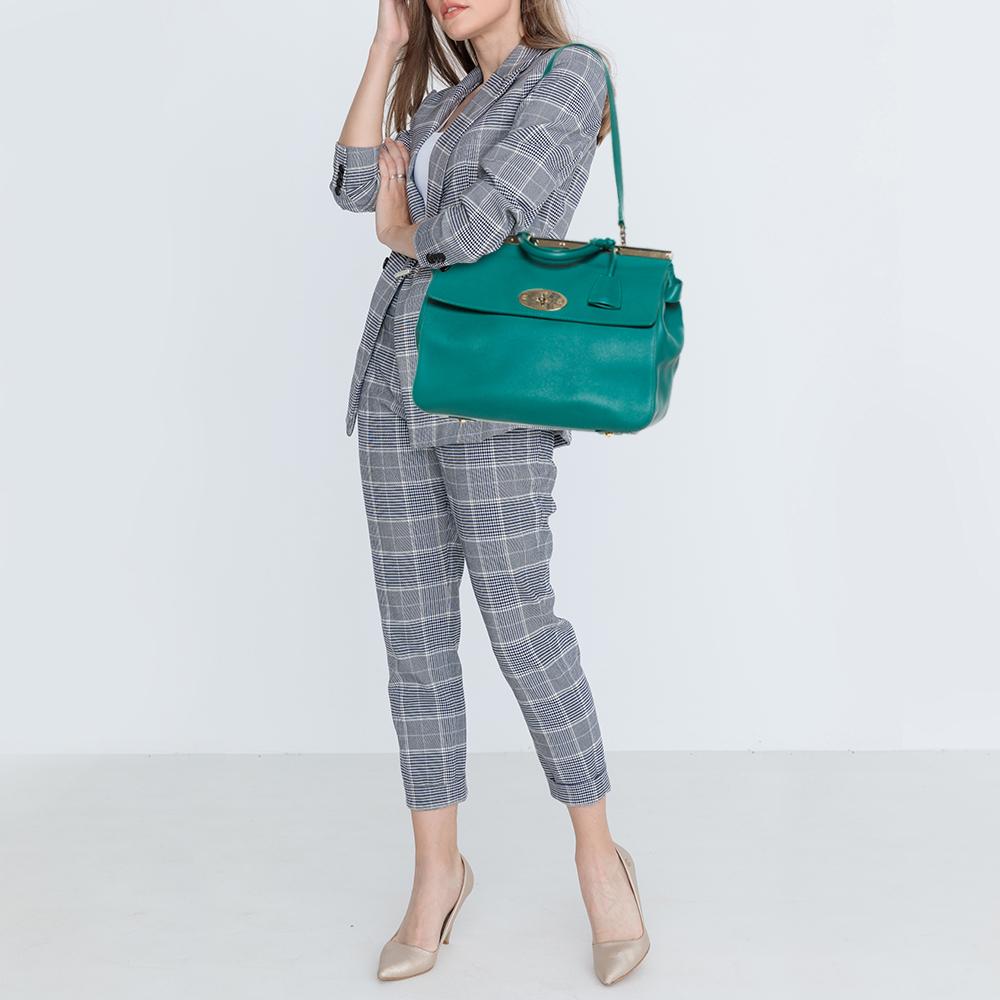 This versatile and practical bag from Mulberry is a must-have. Crafted from green leather, this feminine bag features gold-tone hardware and a front flap that opens to a canvas-lined interior. With a single top handle and a detachable shoulder