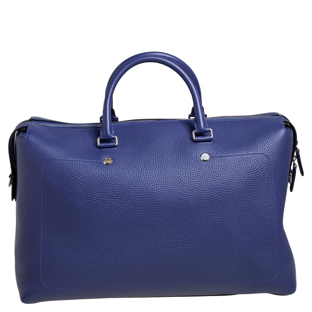The charm of this Mulberry City Weekender bag lies in its simple design and seamless construction. The bag is crafted from leather and the two handles on top, the shoulder strap, and the spacious nylon interior add to the utility of the bag. The