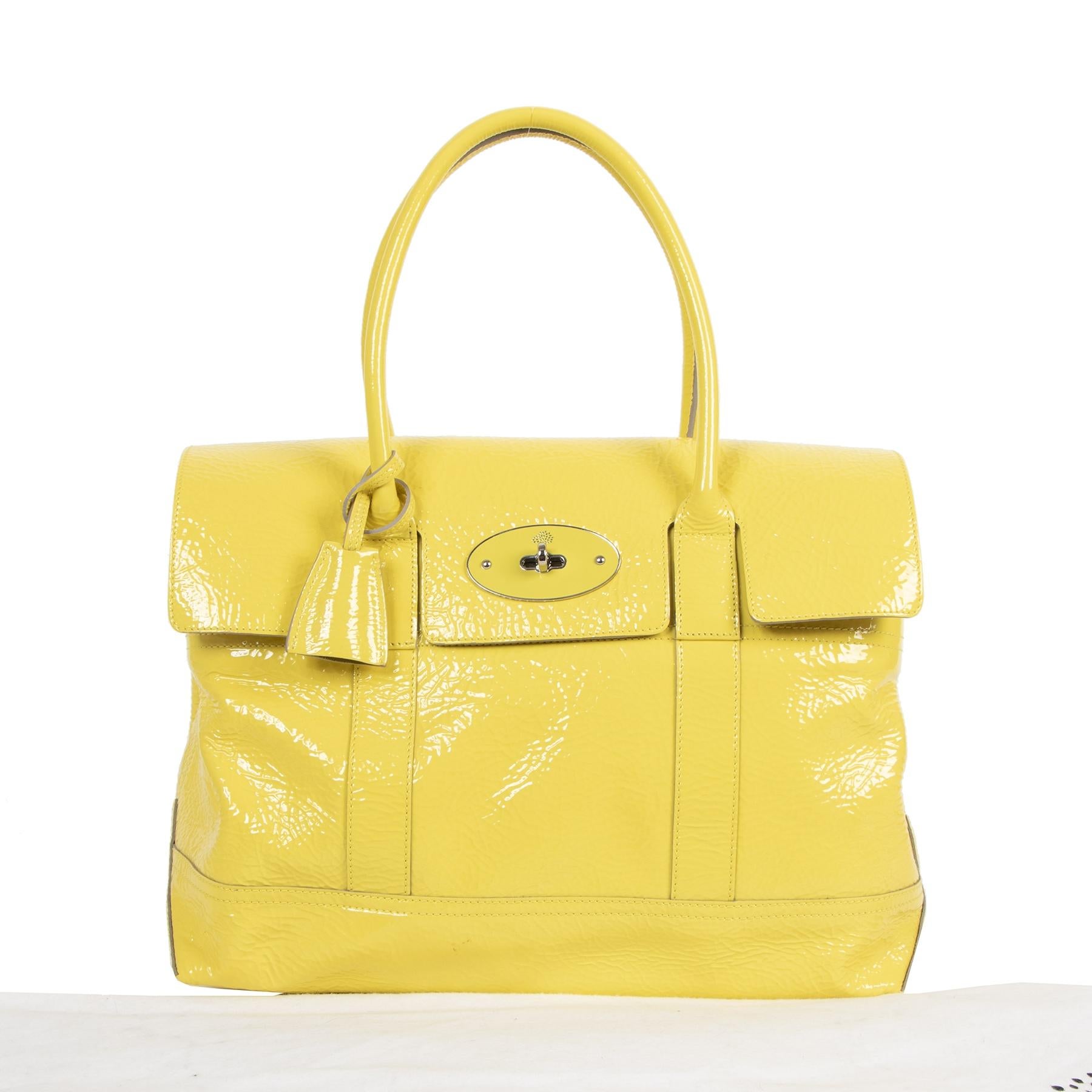 Very good preloved condition

Mulberry Lemon Yellow Bayswater Patent Leather Bag

Add a zesty yellow colour to your wardrobe with this lemon yellow Holiday Bayswater bag by Mulberry! it's crafted out of this bright yellow patent leather which has an