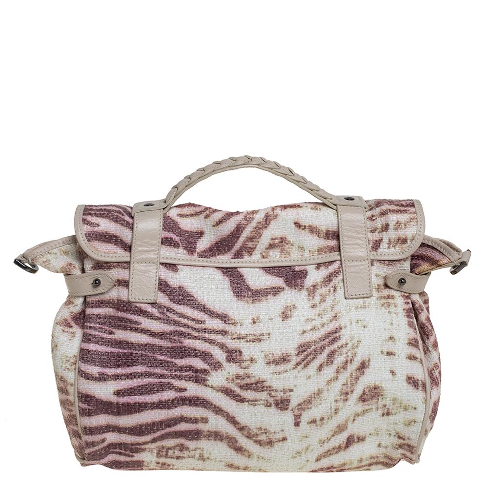 Mulberry brings you this handy bag that will dutifully support you wherever you go. It has been crafted from tiger-print woven raffia and equipped with a twist lock on the flap that secures a spacious fabric interior capable of holding all your