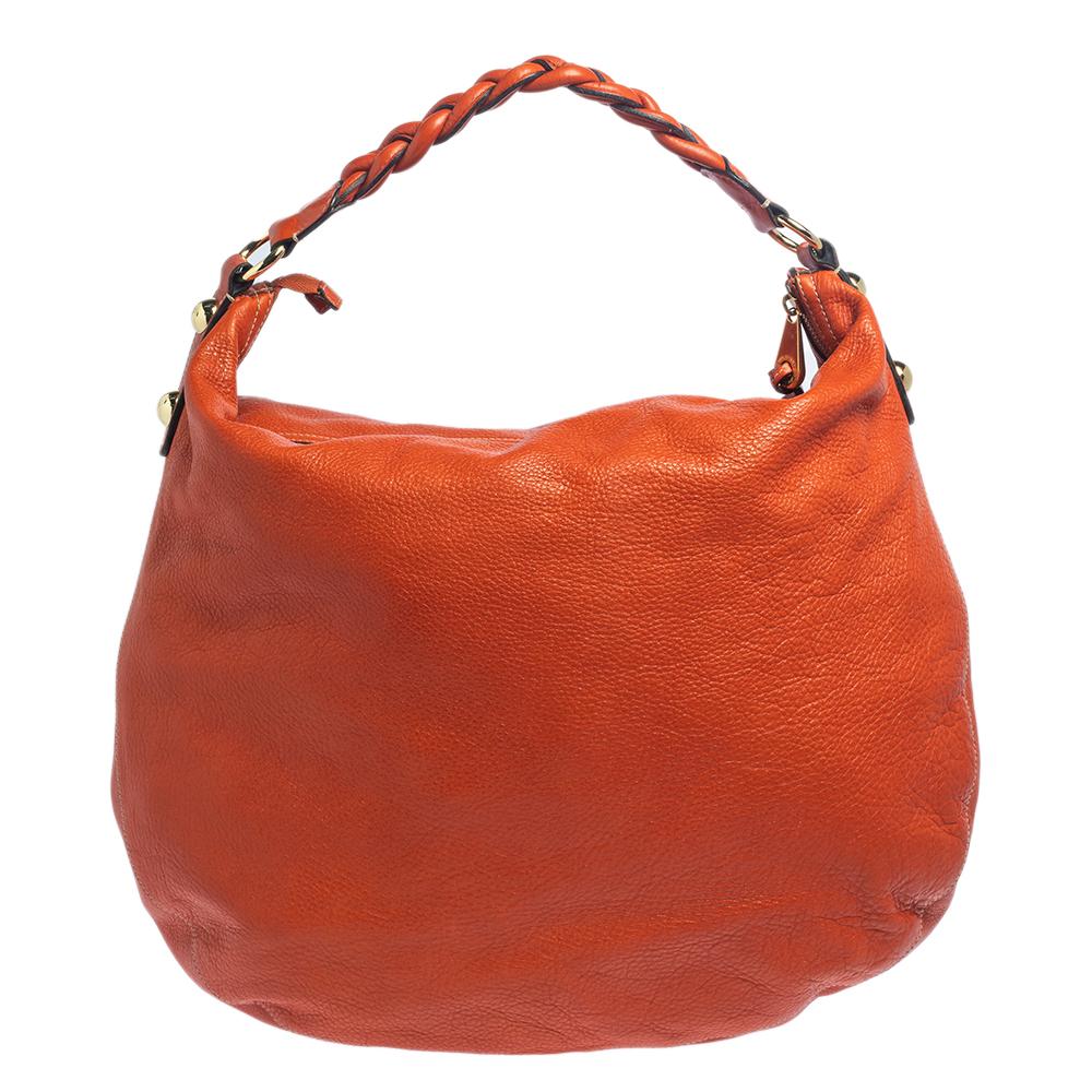 Eine so schöne Tasche wie diese von Mulberry gehört in den Kleiderschrank einer jeden Frau. Sie ist aus orangefarbenem Leder gefertigt und trägt auf der Vorderseite eine Logoplakette der Marke. Der Reißverschluss gibt den Blick auf ein geräumiges