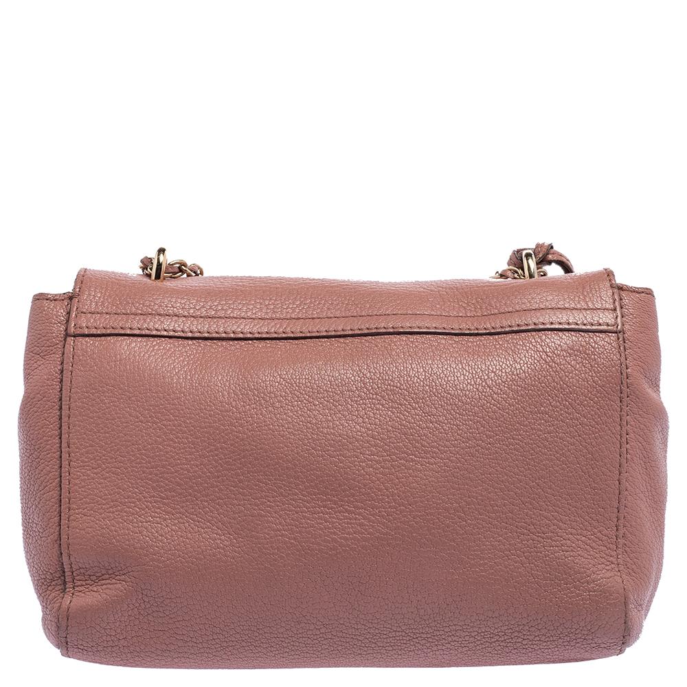 This Mulberry leather Lily shoulder bag is effortlessly elegant and will match any outfit. It features a chain strap and a smooth pale pink leather exterior. The popular post-man lock-in gold-tone hardware sits at the front on the flap. The spacious